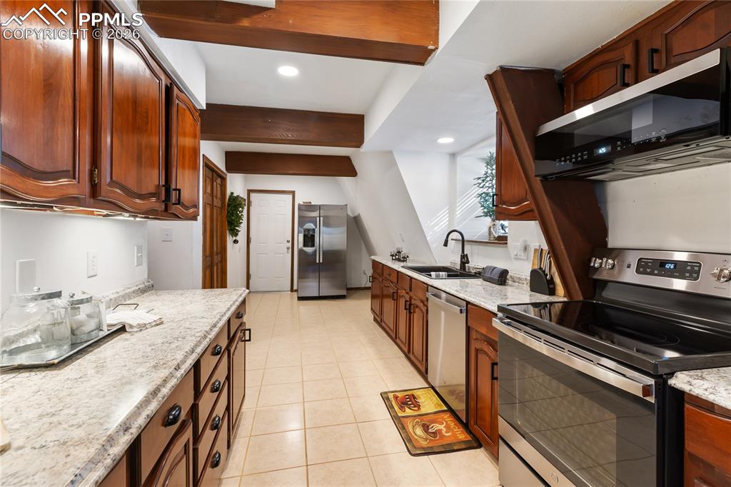 Image 17 of 48: Kitchen