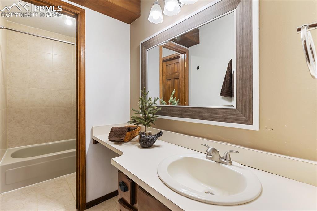 Image 22 of 48: Bathroom