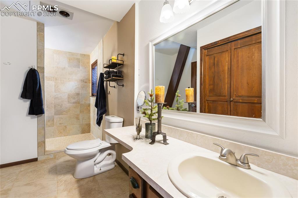 Image 28 of 48: Bathroom