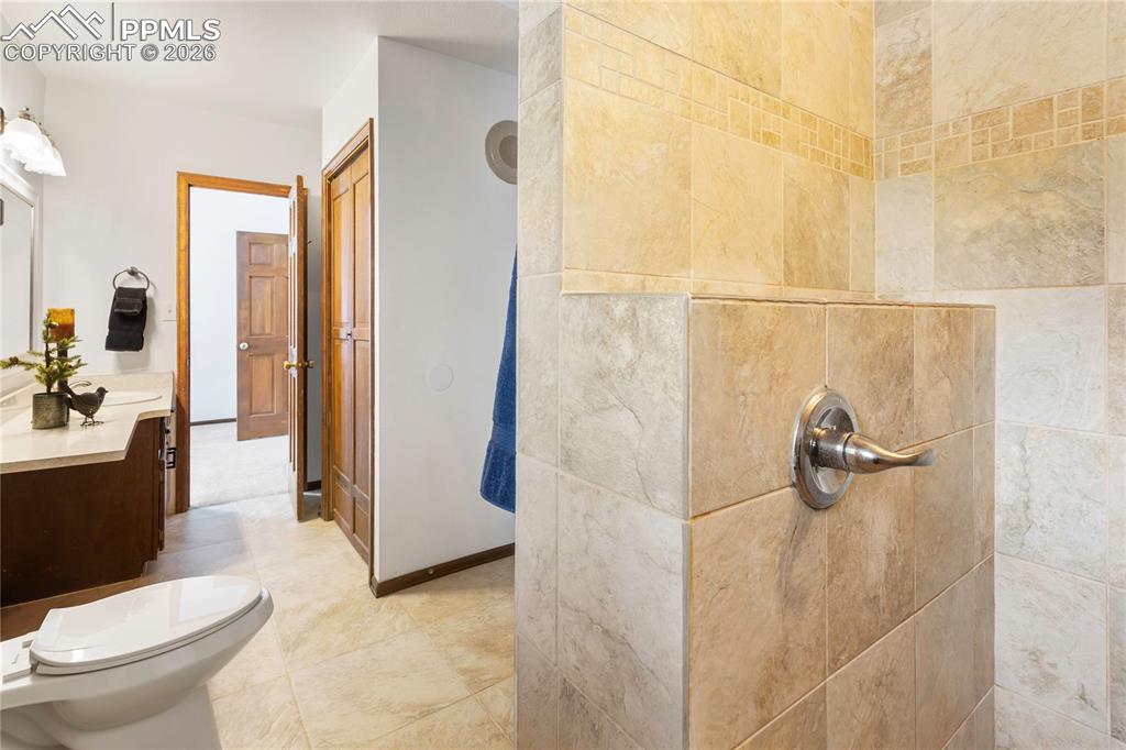 Image 29 of 48: Bathroom