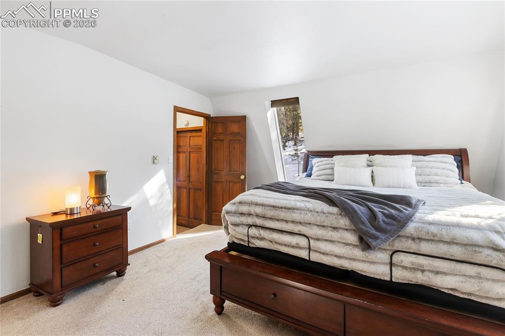 Image 32 of 48: Bedroom