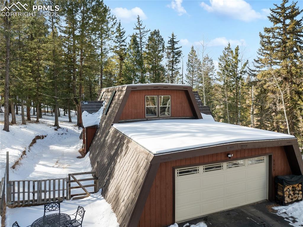 Image 39 of 48: Garage