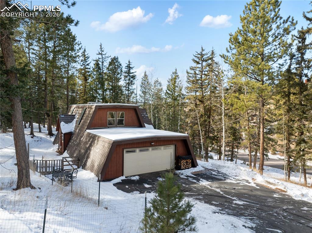 Image 41 of 48: Garage