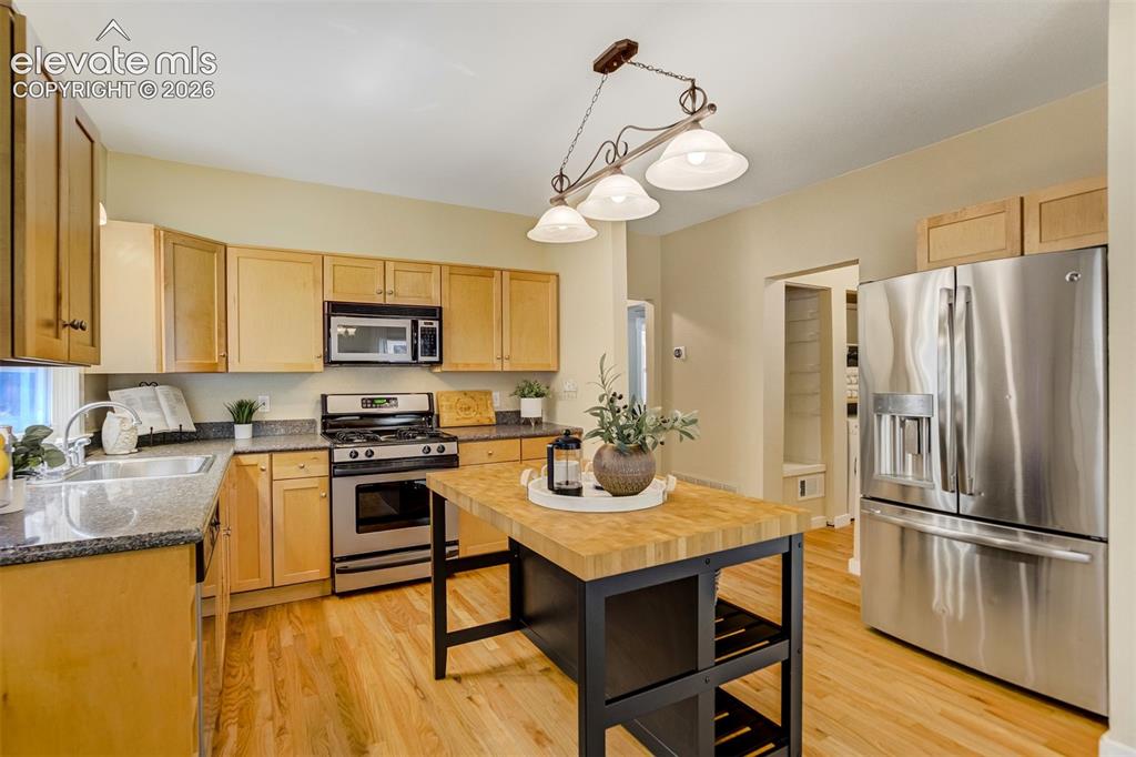Image 10 of 48: Kitchen