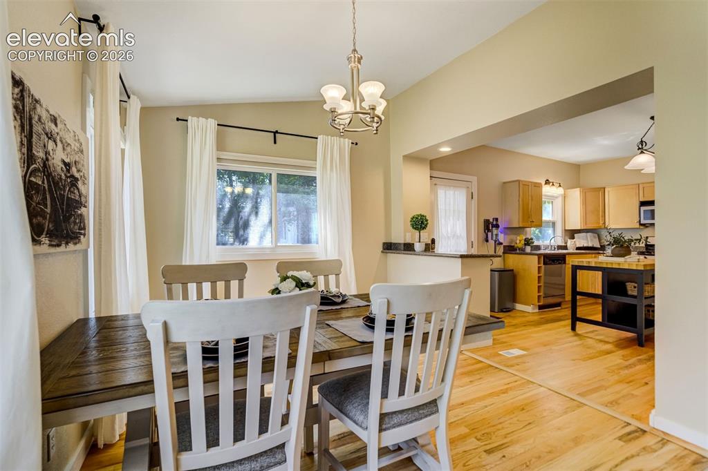 Image 14 of 48: Dining Area