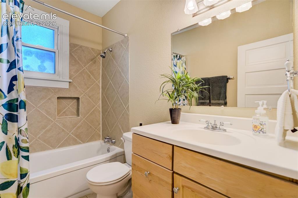 Image 20 of 48: Bathroom