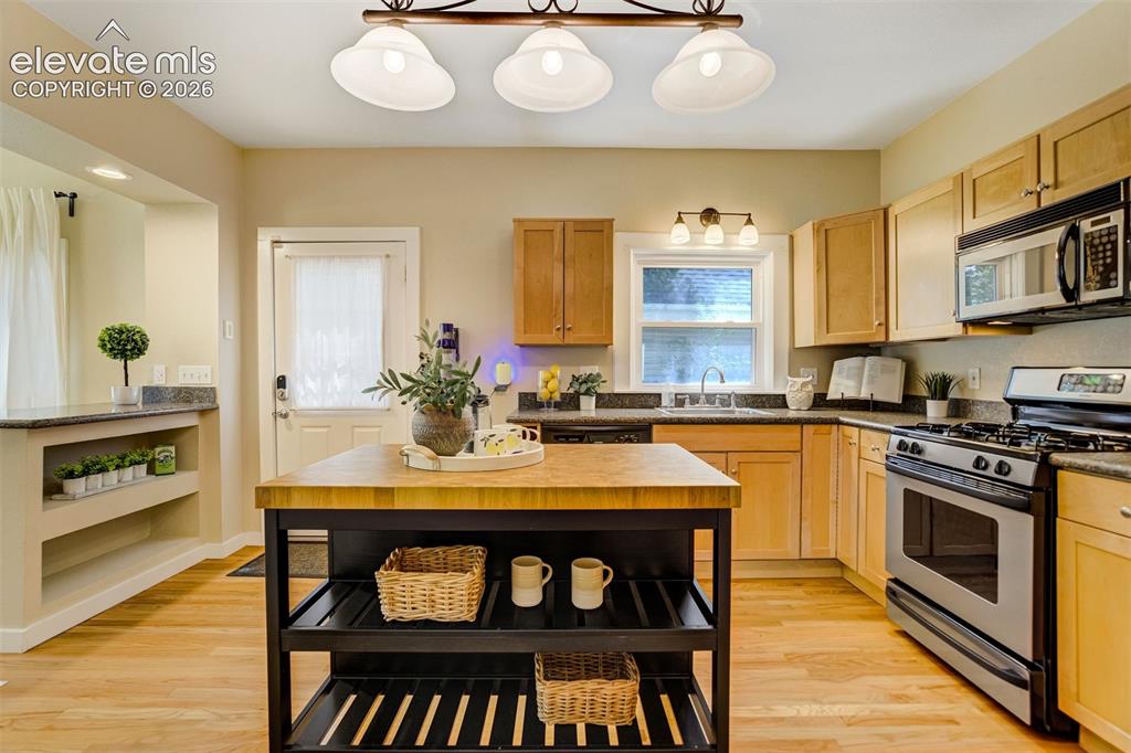 Image 7 of 48: Kitchen