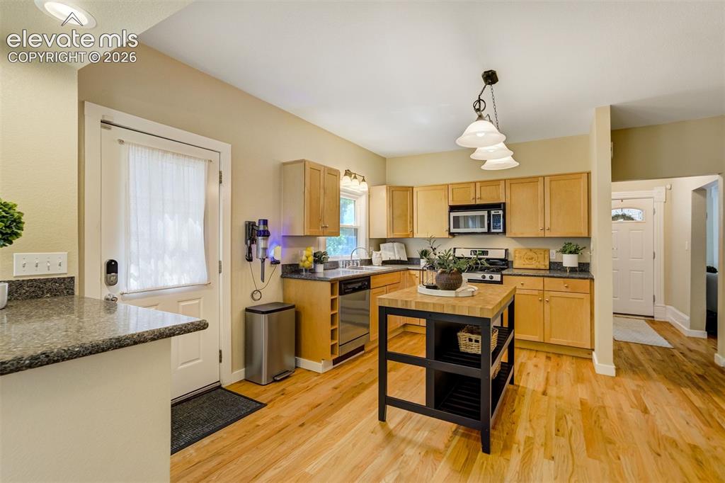 Image 9 of 48: Kitchen