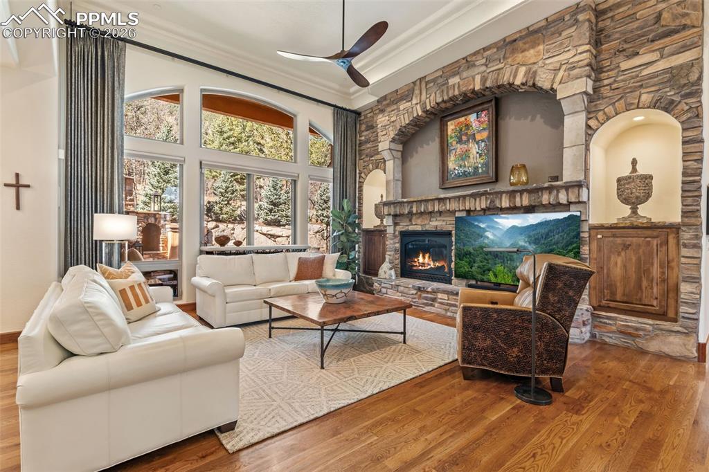 Image 11 of 50: Sitting Room