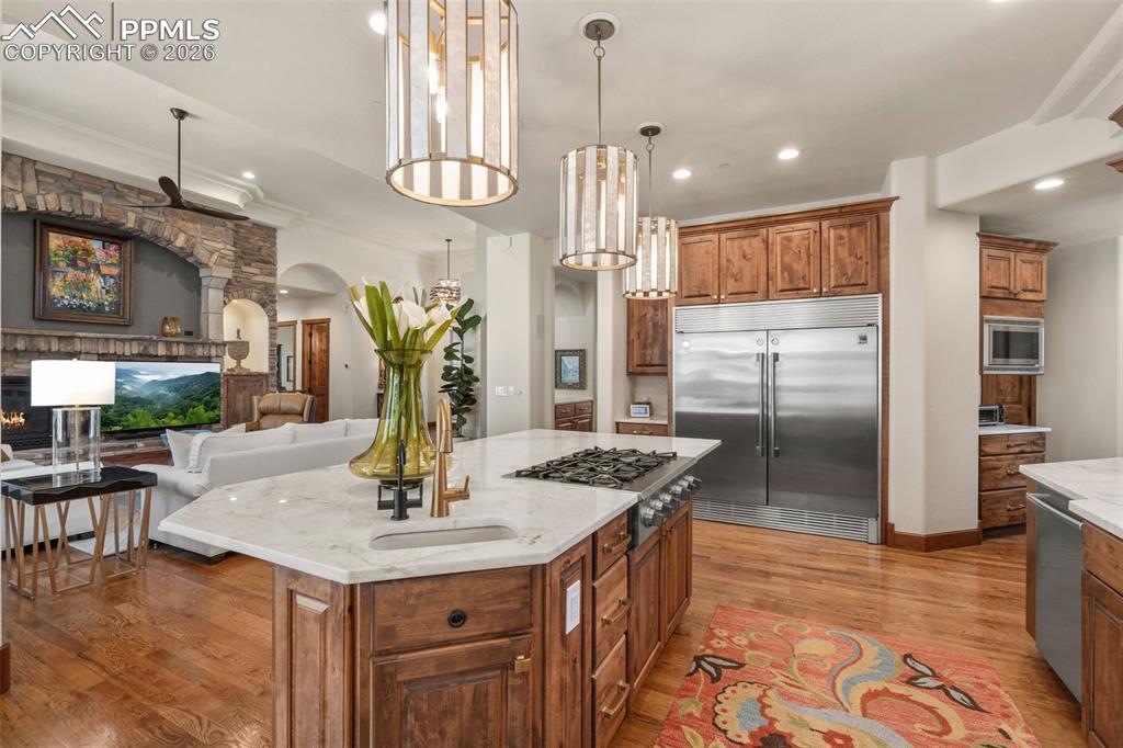 Image 15 of 50: Kitchen