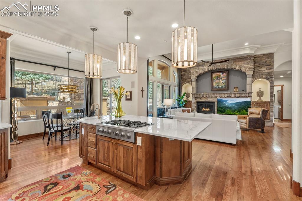 Image 16 of 50: Kitchen