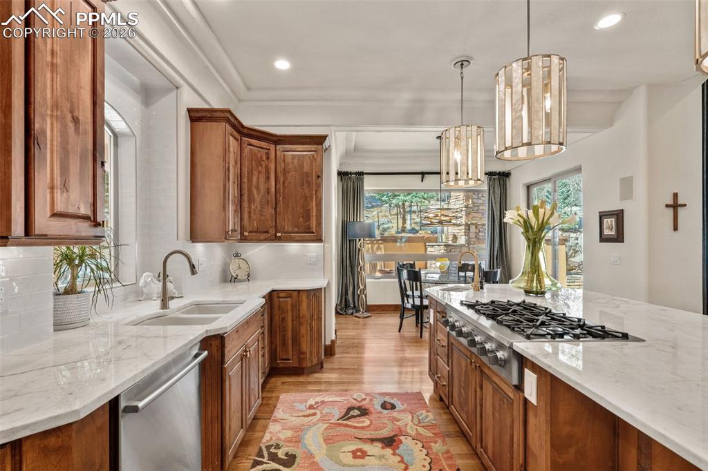 Image 17 of 50: Kitchen