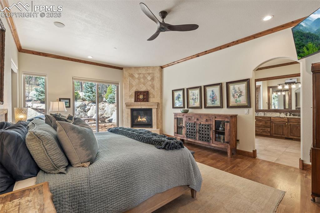 Image 23 of 50: Bedroom