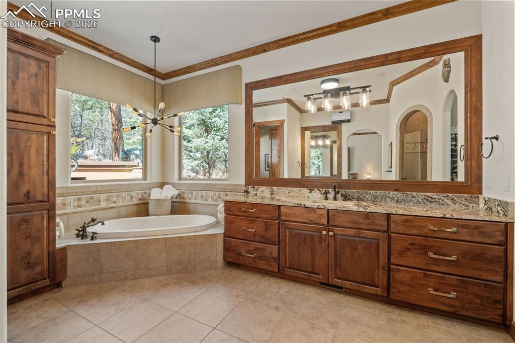 Image 25 of 50: Bathroom