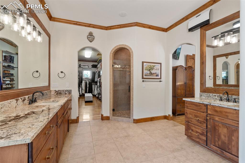 Image 26 of 50: Bathroom