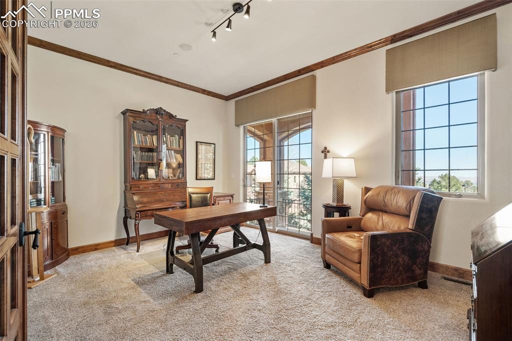 Image 27 of 50: Office