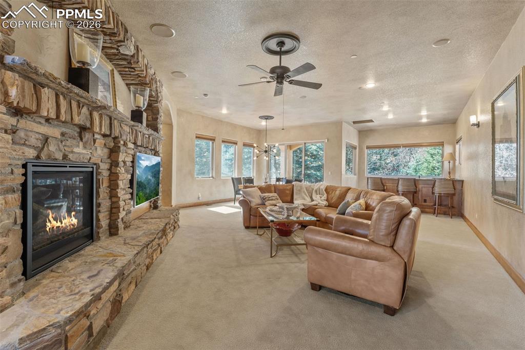 Image 31 of 50: Living Room