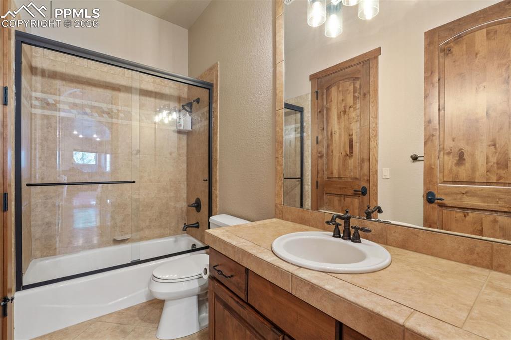 Image 36 of 50: Bathroom