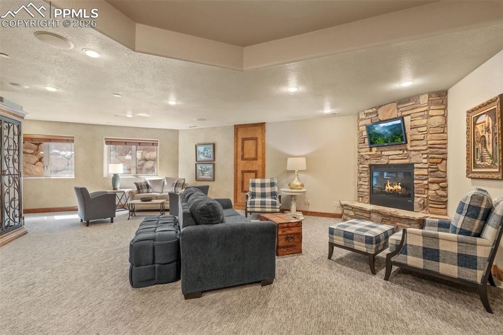 Image 39 of 50: Living Room