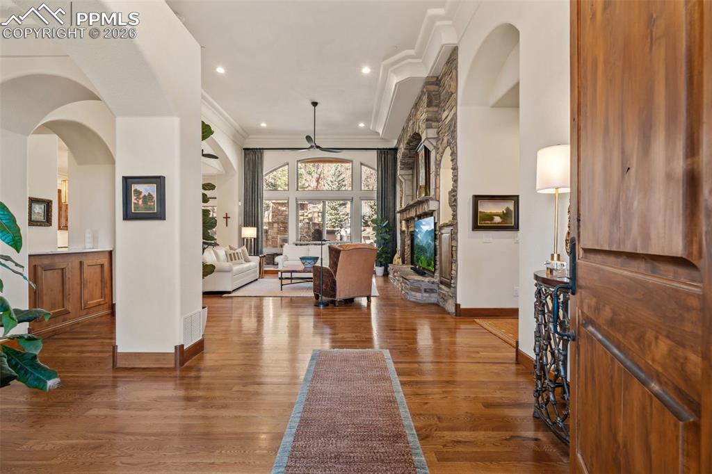 Image 9 of 50: Entry