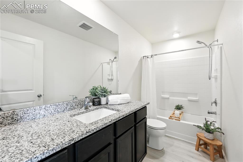 Image 35 of 47: Full Upper Level Bathroom with vanity, mirror, and tub/shower.