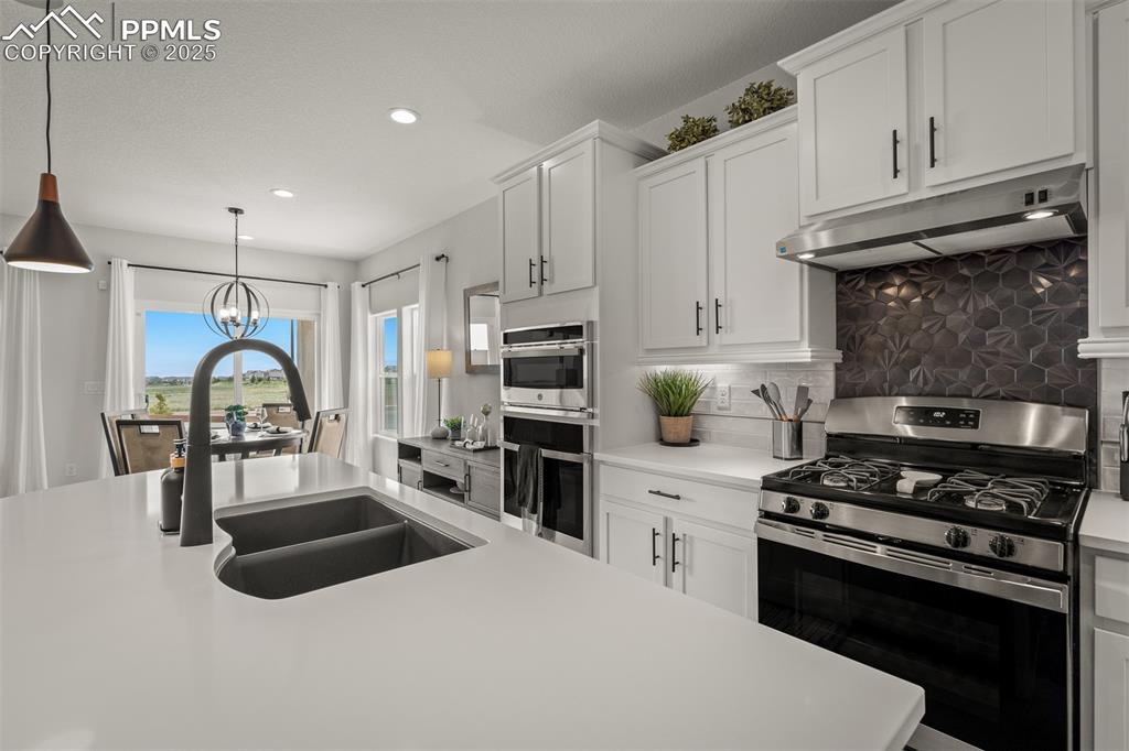 Image 10 of 49: Kitchen