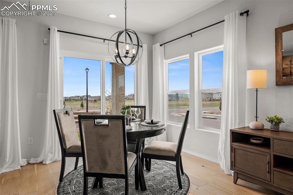 Image 17 of 49: Dining Area