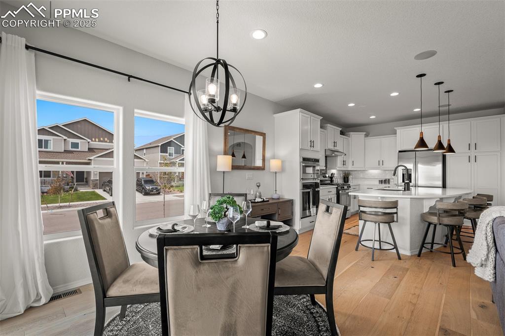 Image 18 of 49: Dining Area