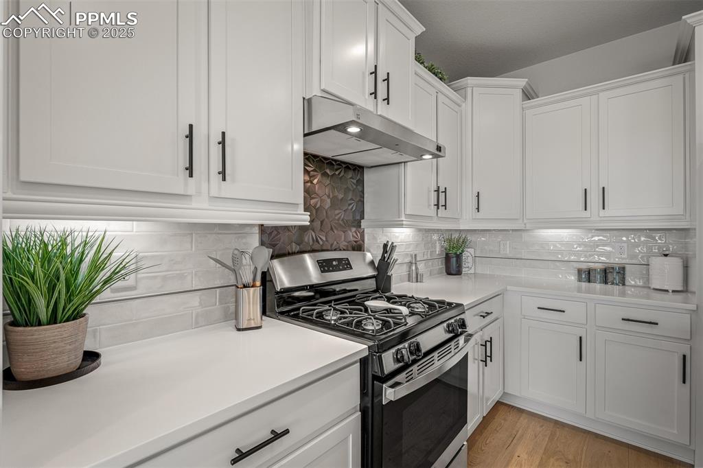 Image 9 of 49: Kitchen