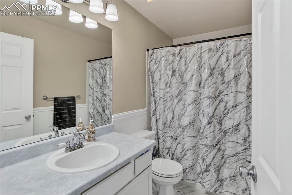 Image 23 of 37: Bathroom