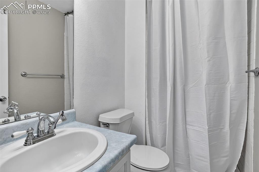 Image 26 of 37: Bathroom