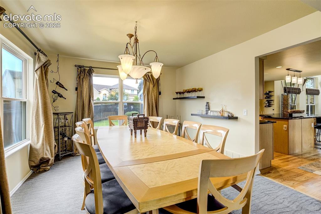 Image 11 of 50: Dining Area