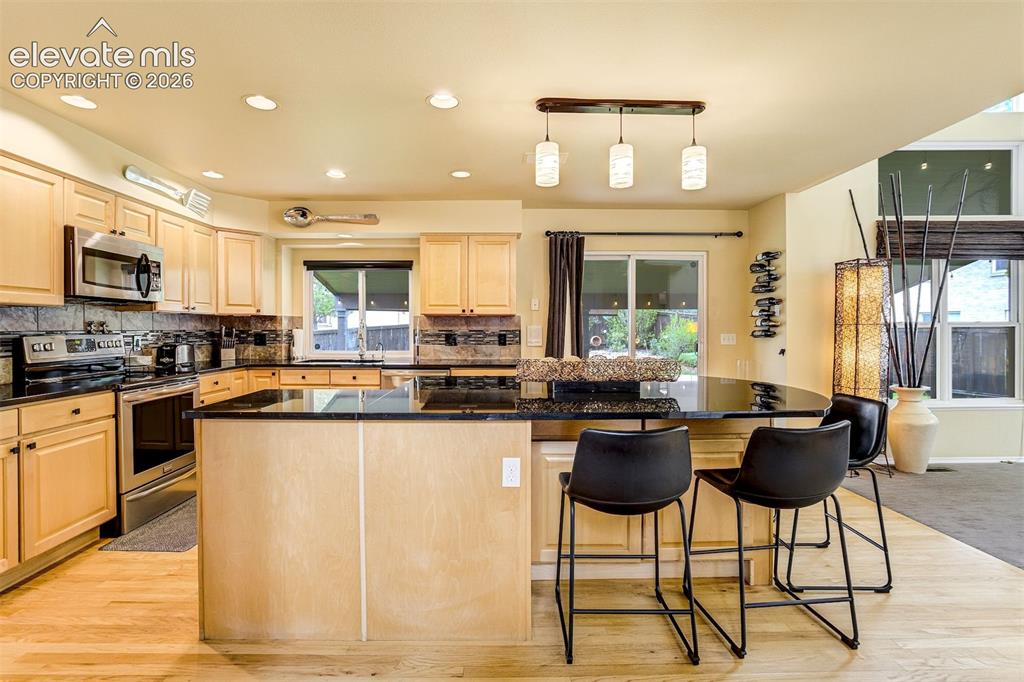 Image 14 of 50: Kitchen