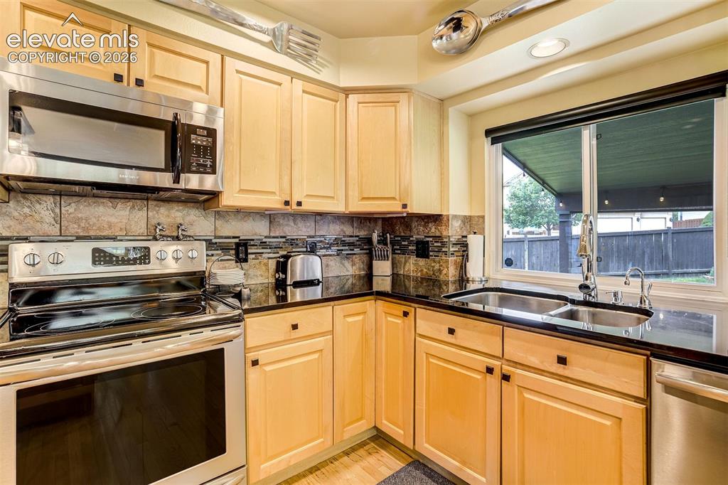Image 16 of 50: Kitchen