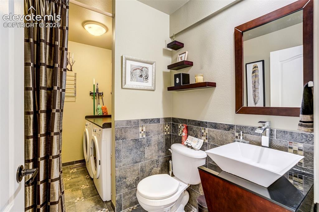 Image 17 of 50: Bathroom