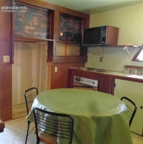 Image 15 of 33: Kitchen