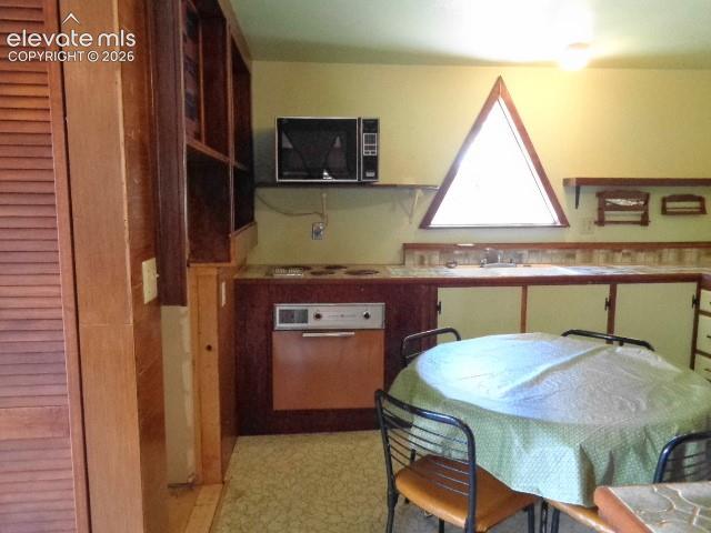 Image 17 of 33: Kitchen