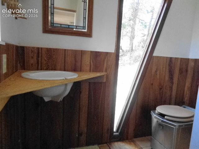 Image 19 of 33: Bathroom