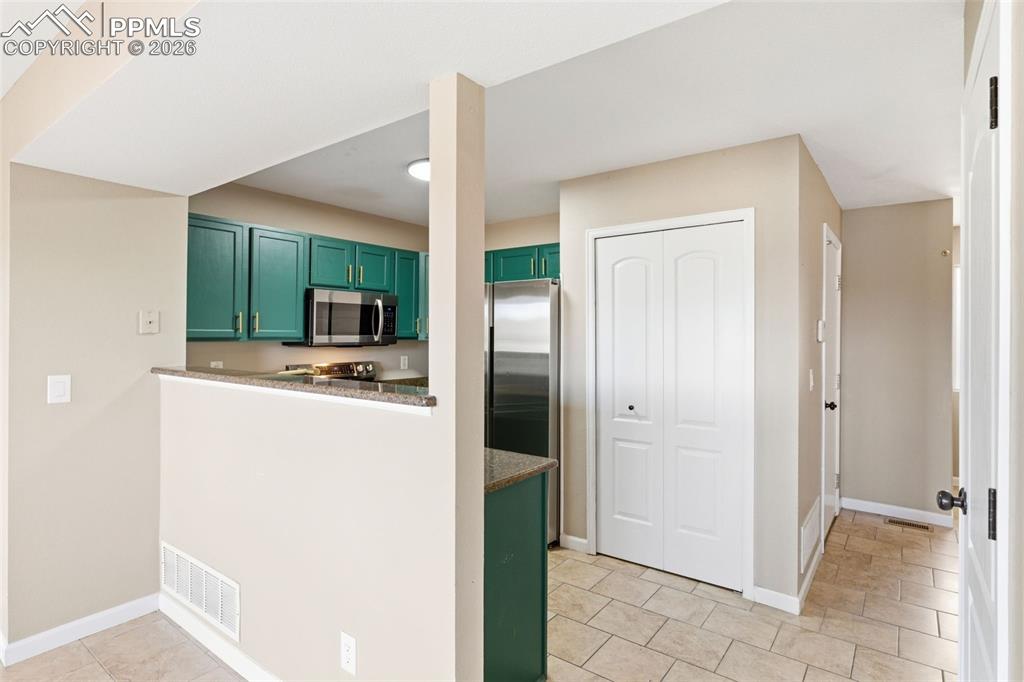Image 12 of 26: Kitchen also has granite breakfast bar and pantry.