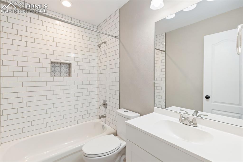 Image 19 of 26: Full remodeled bathroom upstairs.