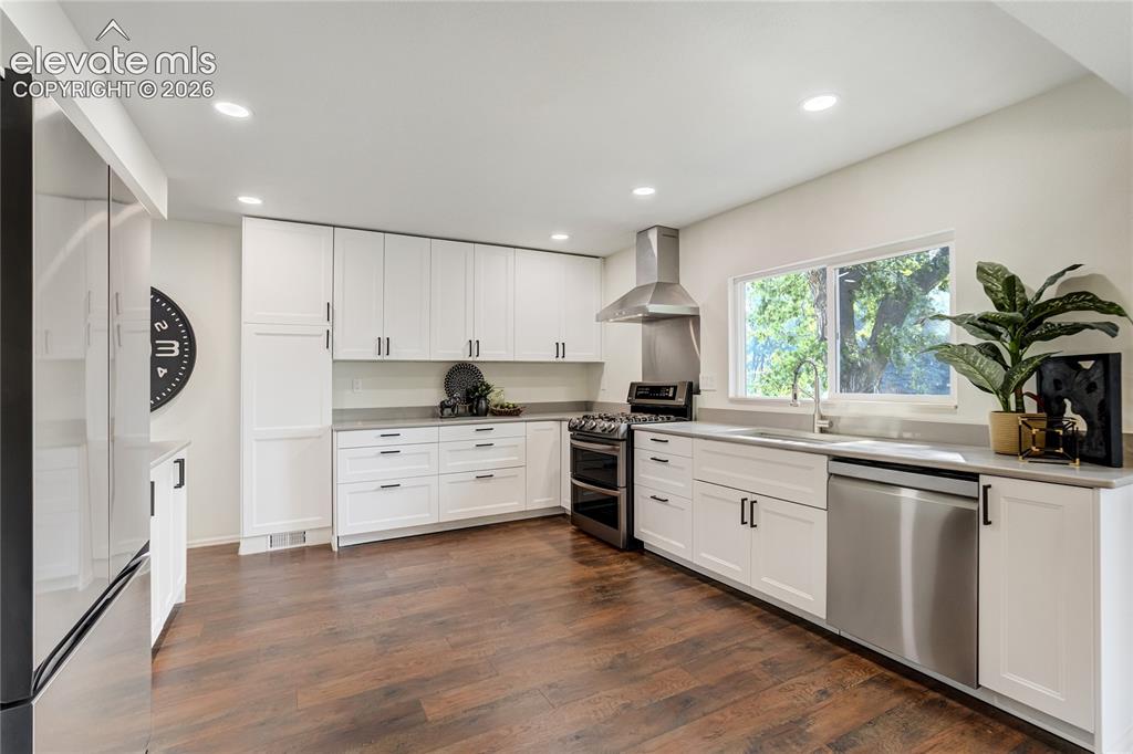 Image 7 of 48: Kitchen