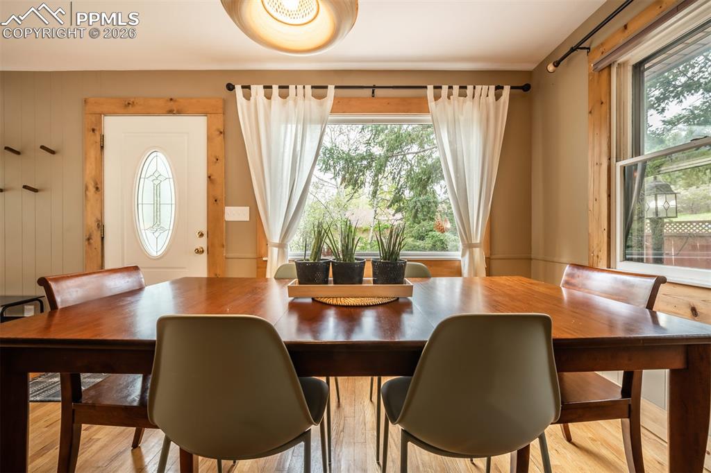 Image 10 of 50: Dining Area