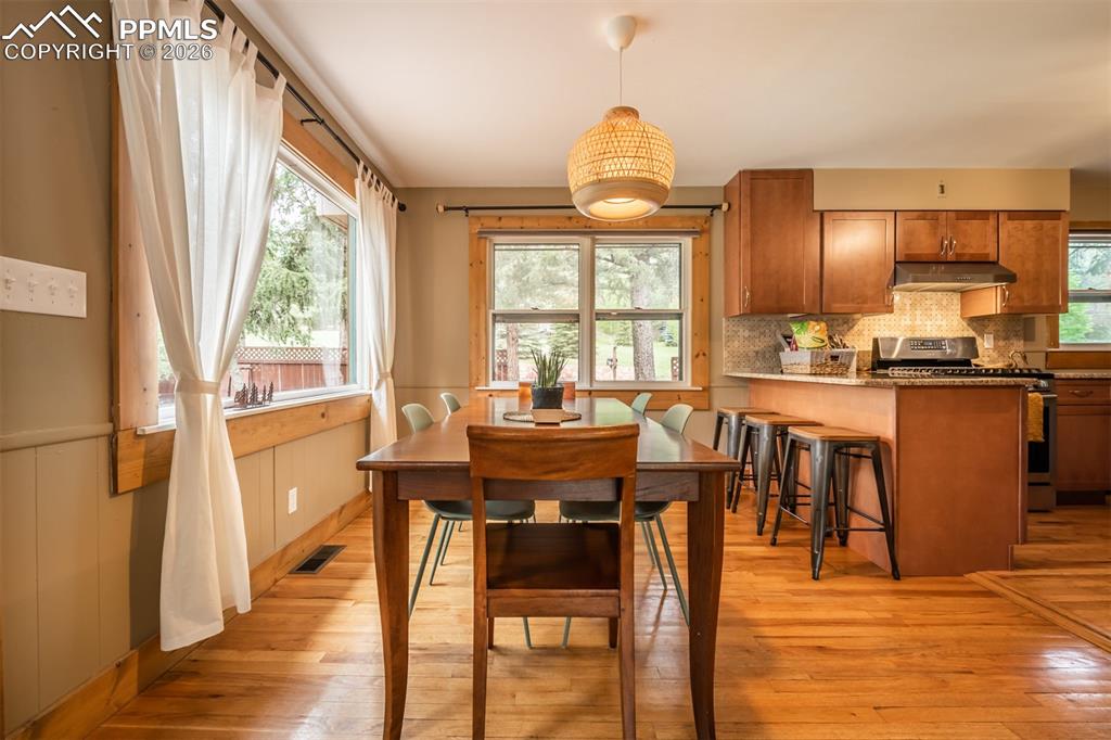 Image 11 of 50: Dining Area