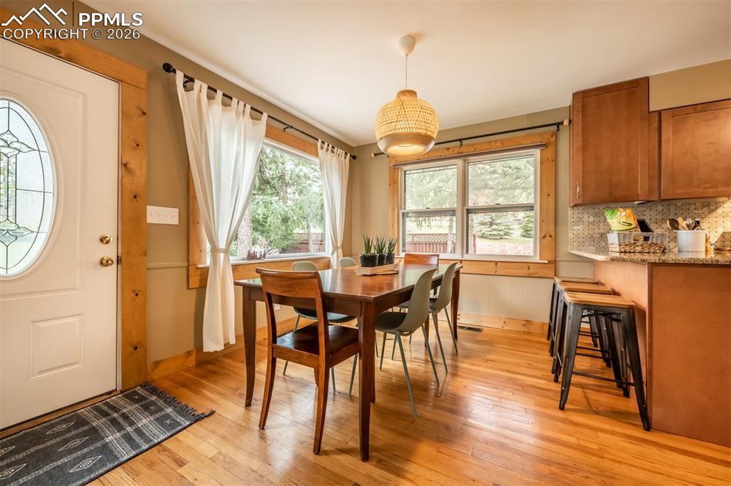 Image 12 of 50: Dining Area