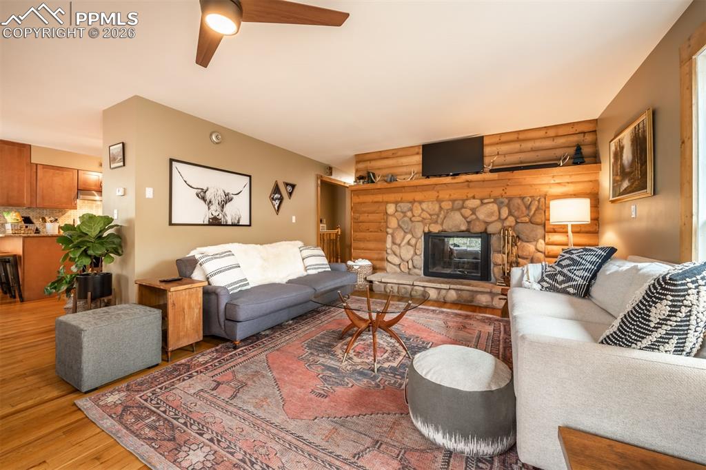 Image 18 of 50: Living Room