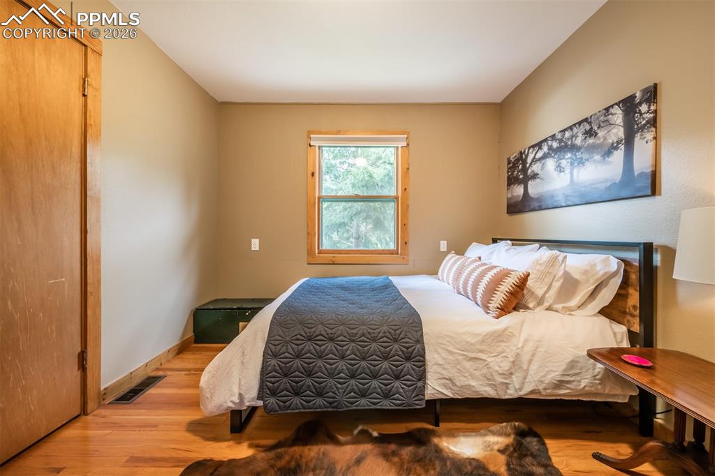 Image 21 of 50: Bedroom