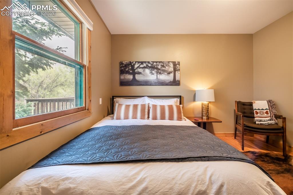 Image 22 of 50: Bedroom