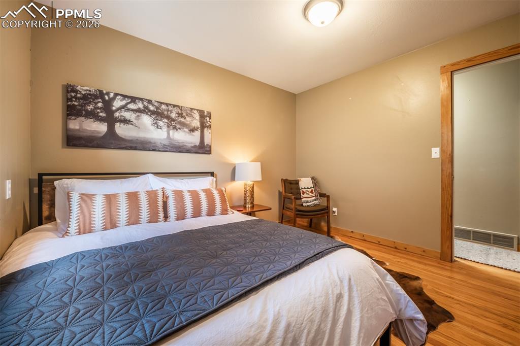 Image 23 of 50: Bedroom