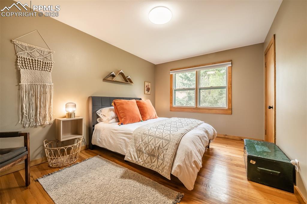 Image 24 of 50: Bedroom