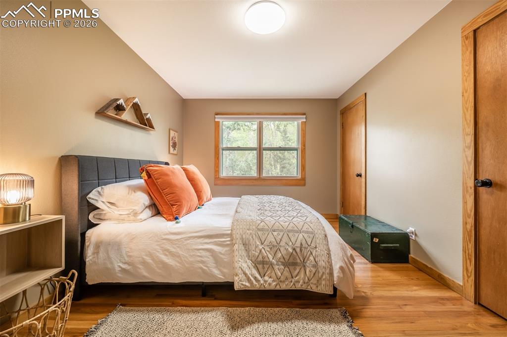 Image 25 of 50: Bedroom